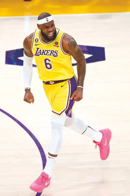 2月7日,湖人队球员詹姆斯在比赛中庆祝进球&