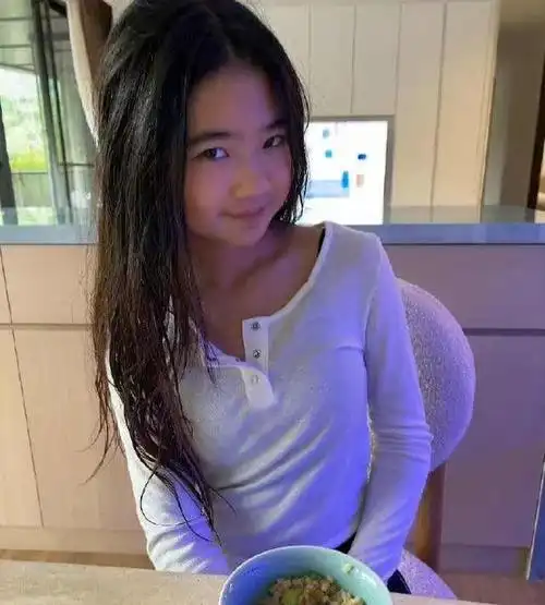 曹格12岁女儿grace近照肉脸太萌等比例长大哥哥却越长越像爸爸