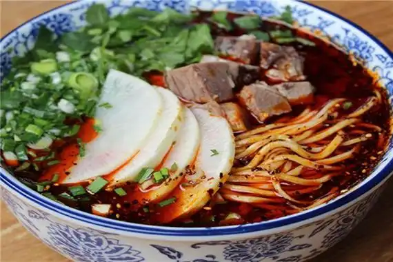 最好吃的特色小店美食 兰州牛肉面与酸辣粉更是具有代表性