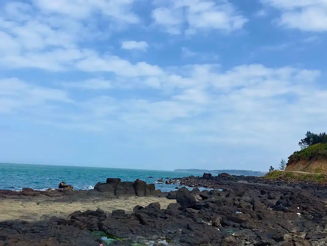 海南省澄迈县桥头镇的雷公岛,这里有成群的黑压压形状各异的怪石 - 抖