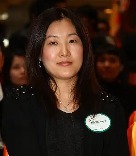 41岁伏明霞近照,身体发福胖成大妈,67岁老公骨瘦如柴