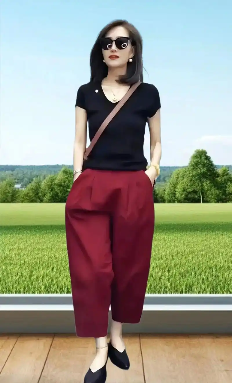 哇,休闲又时尚的酒红色裤子搭配黑色t恤!哇,非常气质减龄的色 - 抖音