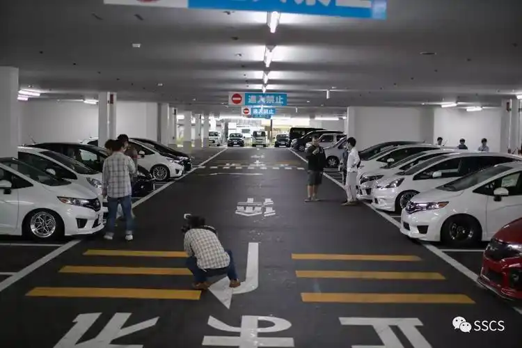 本田党周末日本本田飞度车友的室内停车场小聚会图集