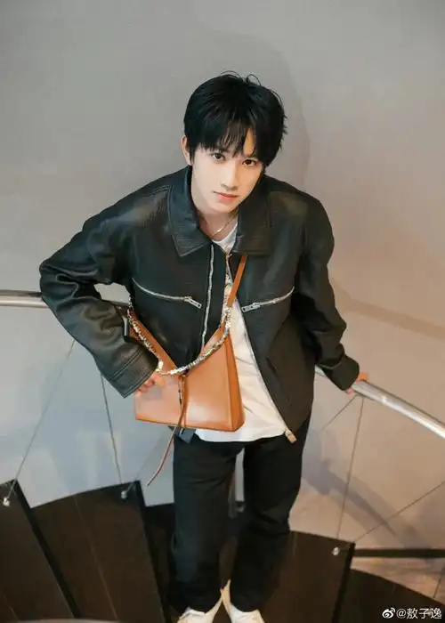 敖子逸黑色皮衣好帅啊!