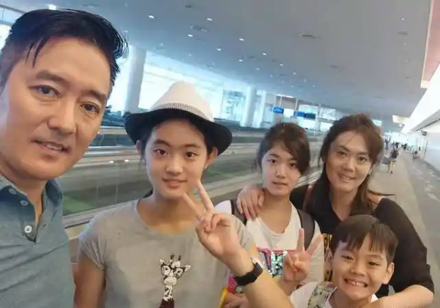 专情,娶圈外老婆恩爱17年,如今2女1儿颜值都很高_李志希_角色_纪佩伶