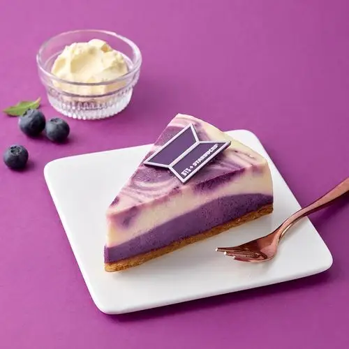 钥匙扣以及活动期间的包装也都是紫色的,并且周边都会印上bts的logo