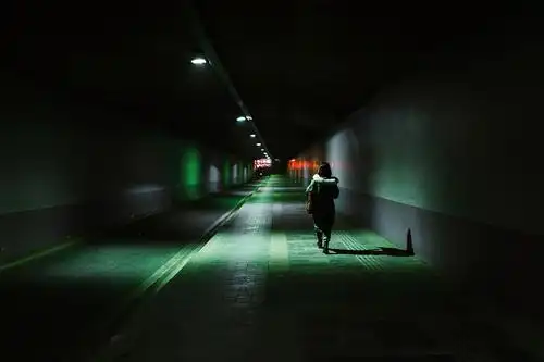 街头摄影之孤独夜归人