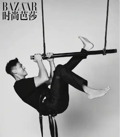 陈伟霆解锁时尚芭莎六月刊封面黑白光影下一举一动皆迷人