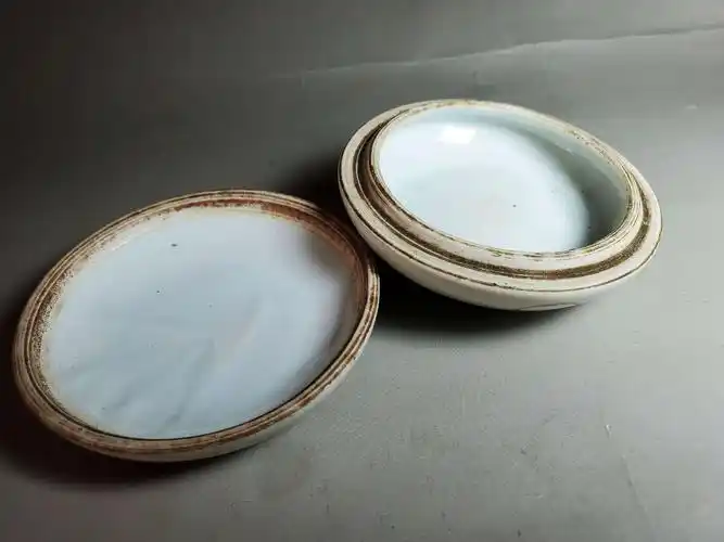 月3日(周二)日拍场第34号拍品:开门民国矾红太师少保红狮子文房印泥盒