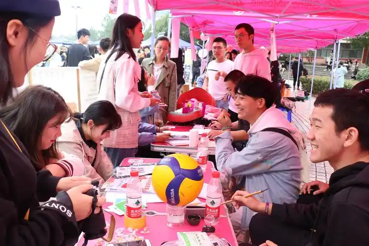 10月19至20日,学校61个社团的招新活动在文化广场火热进行,上演了一出