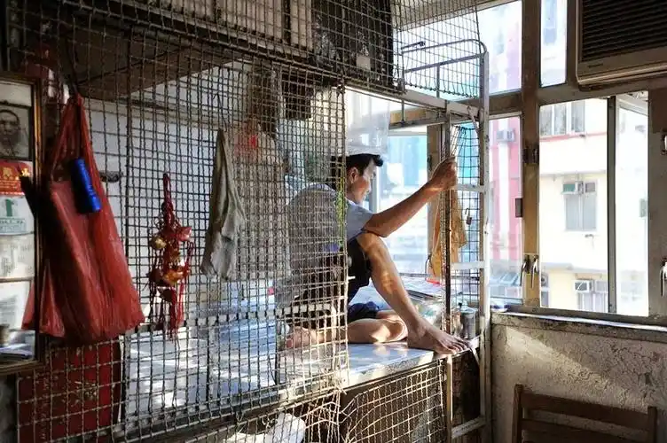 在香港,有二十万人住在笼子和棺材里