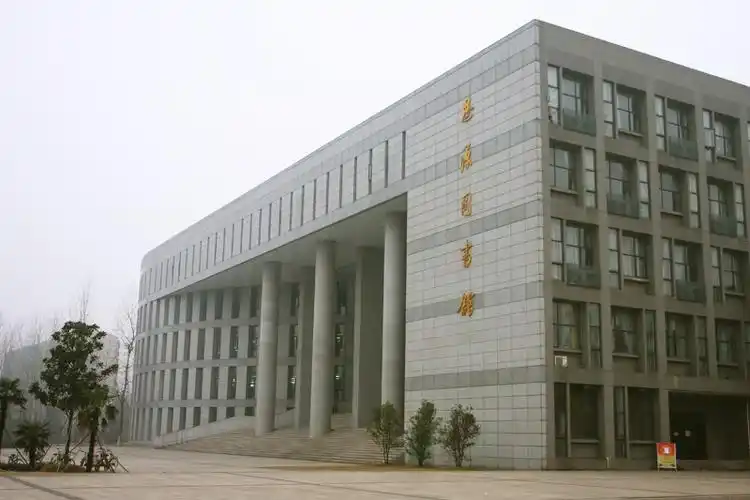 p> a href="#" data-lemmaid="4477800">南京大学金陵学院 /a>于2004