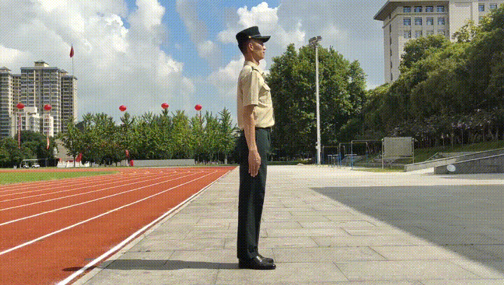 图片(二)起立要领:蹲下时,听到"起立"口令,右脚取捷径靠拢左脚,成立正