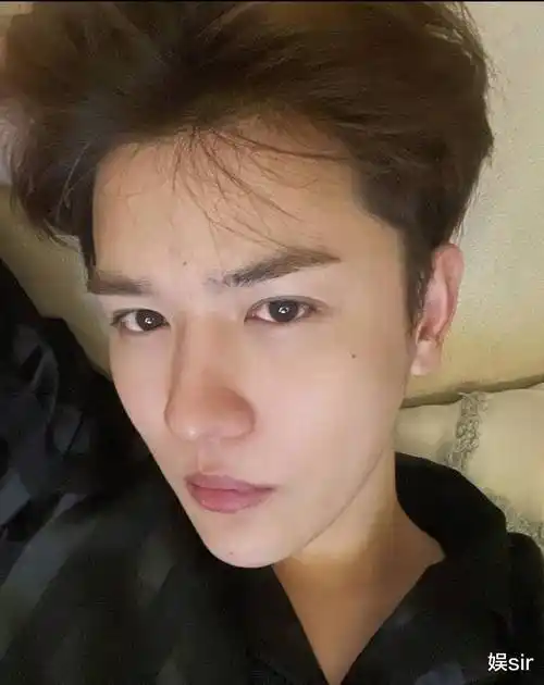 也许,也正如网友所言,林子君还是没有放下曩昔吧.