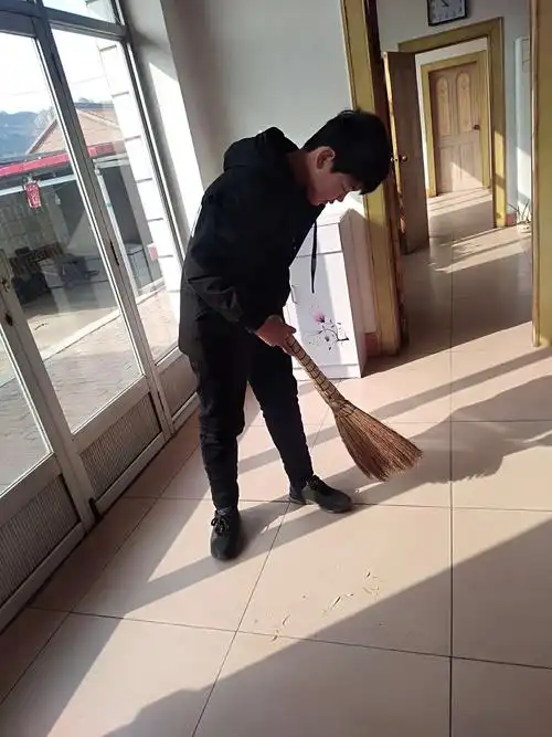 今天扫房子,我负责的是扫地.