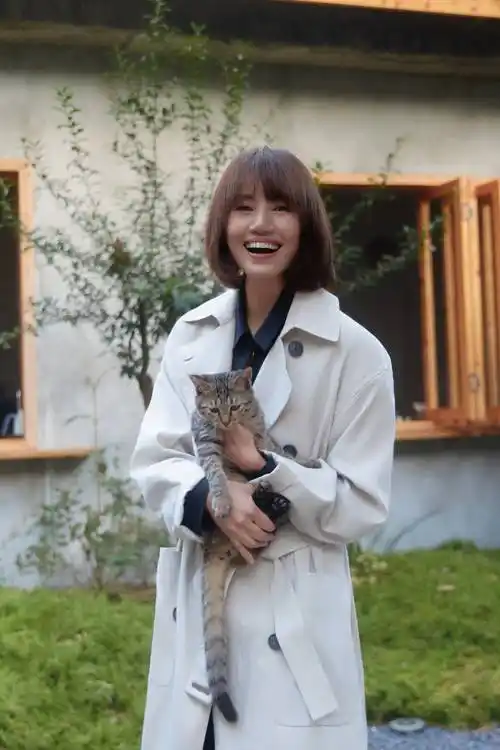 47岁袁泉晒近照,和老公夏雨在贵阳,结婚16年感情好但还低调避嫌