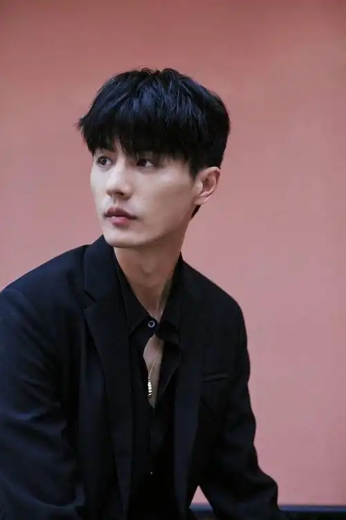 刘畅夏末工业风写真释出 黑白光影洞察人生