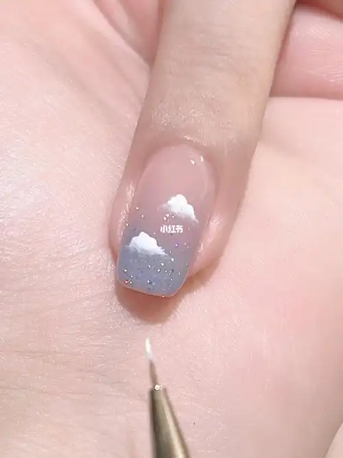 蓝色渐变云朵美甲画法