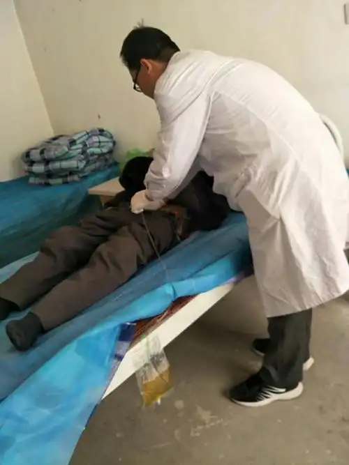 上花卫生院签约团队为前列腺尿潴留的患病群众上门入户留置导尿,建议