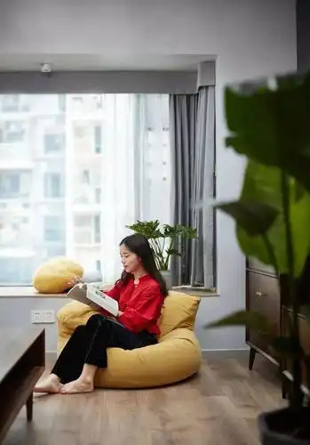 靠近飘窗处摆个懒人沙发,一个人,一本书,静静的享受午后安逸