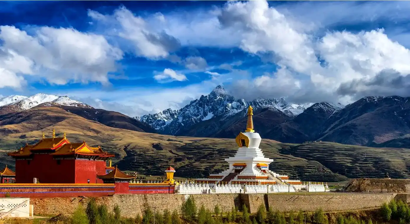 白塔寺位于四川甘孜县城南侧的白塔公园中的主 - 抖音