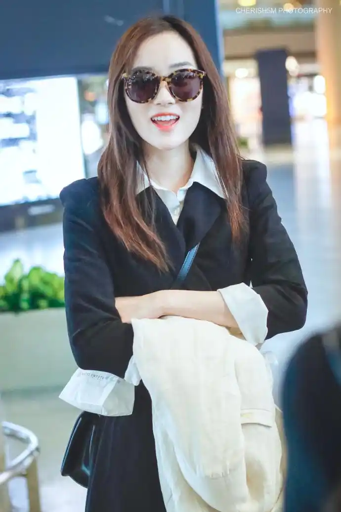 中戏大二学生赵嘉敏现身机场,皮肤白到发光,笑起来真的好甜!