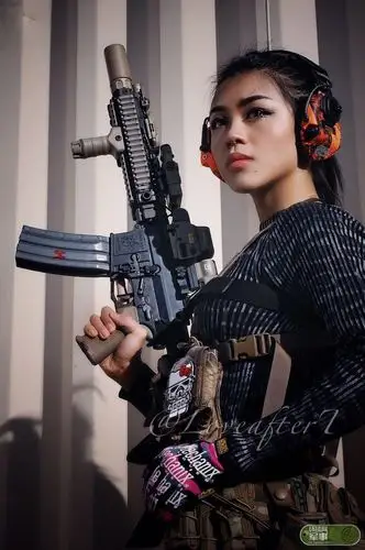 军服美少女手持各式武器枪械拍帅气写真_手机网易网