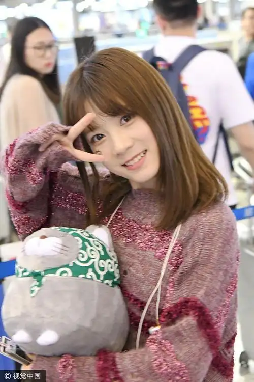 甜系少女驾到bej48李梓上演真人版表情包比v搞怪卖萌可爱到爆炸