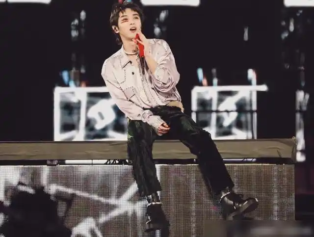 华晨宇戴口罩绝美!两个元素舞台成个人演唱会,一个眼神粉丝落泪