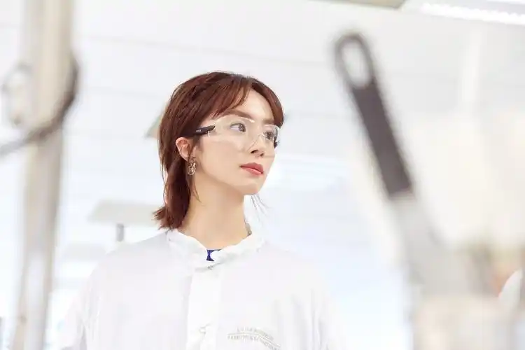 胡冰卿解锁新身份穿白大褂变身理工女神