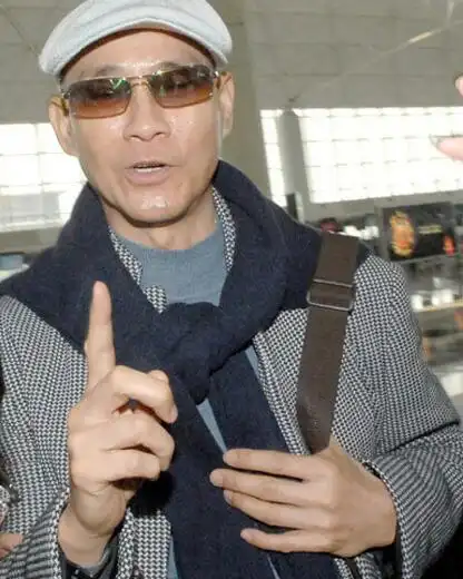 72岁郑少秋近照曝光宽松牛仔裤难挡身型消瘦网友直呼太吓人