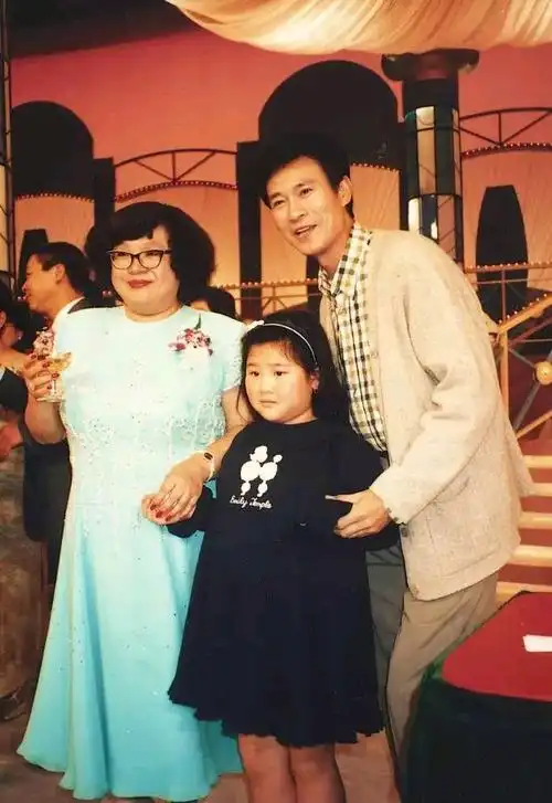 郑少秋长女自杀身亡,妻子官晶华揭秘内幕,曝光绝密细节!