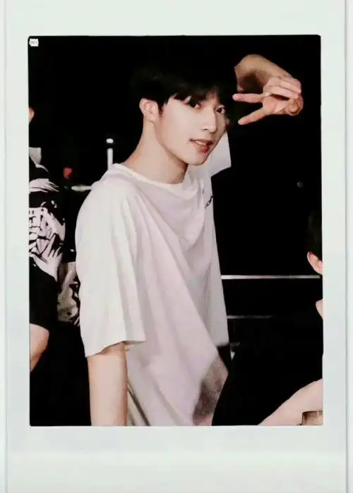 刘耀文晒比耶拍立得两宫格