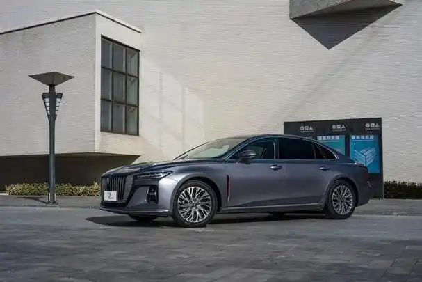 红旗h5是一款中型轿车,于2021年上市,定位于高端商务人士.它搭载了2.