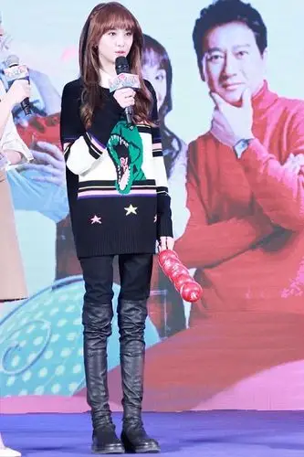 《旋风孝子》发布会上,郑爽和爸爸同穿saint laurent2016春夏春夏系列