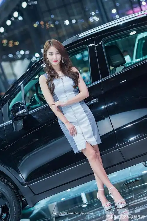 长腿美女车模:肤白貌美长发飘飘,你觉得她清纯漂亮吗?