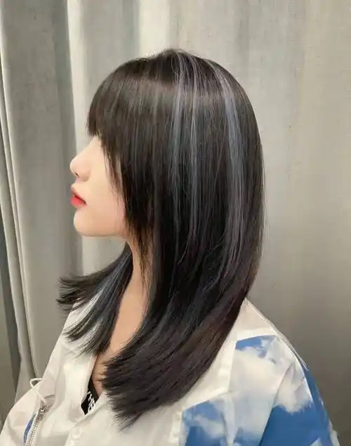 不烫不染也会非常好看减龄,那就是剪一款高层次感的发型,把发型的形状
