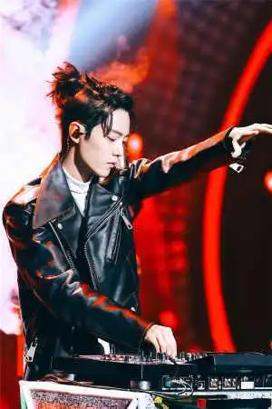 肖战《我们的歌》放飞自我各种耍酷,那英回来后,立刻变回乖宝宝