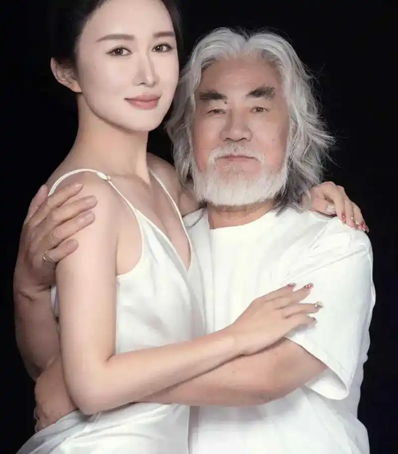 七十多岁的张纪中导演官宣妻子已怀第三胎,自己再次当爸爸了.