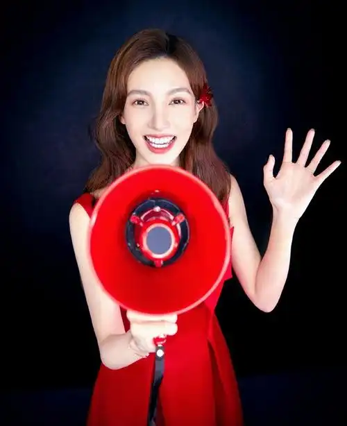 姜文滤镜下的金晨:优雅中透着妩媚,照片高级又有质感太绝了