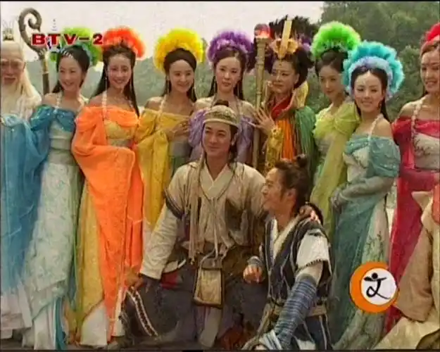 谁可以给我截一下欢天喜地七仙女所有人的衣服?