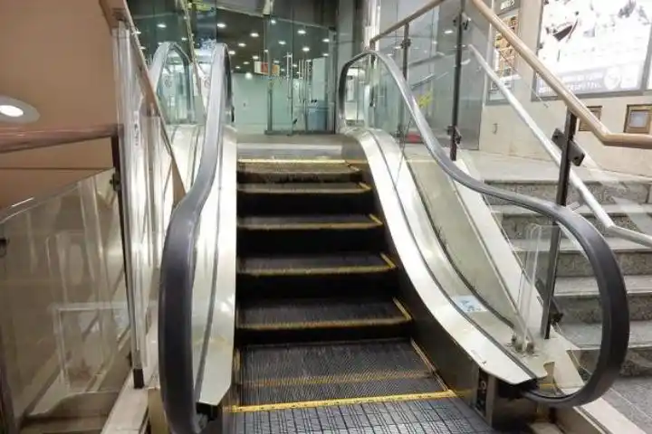 造出来,很多中国网友看到后都觉得,不管什么原因这个电梯真的很没必要