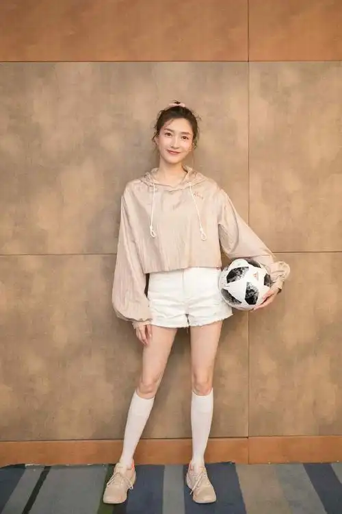 江疏影运动装写真手机壁纸