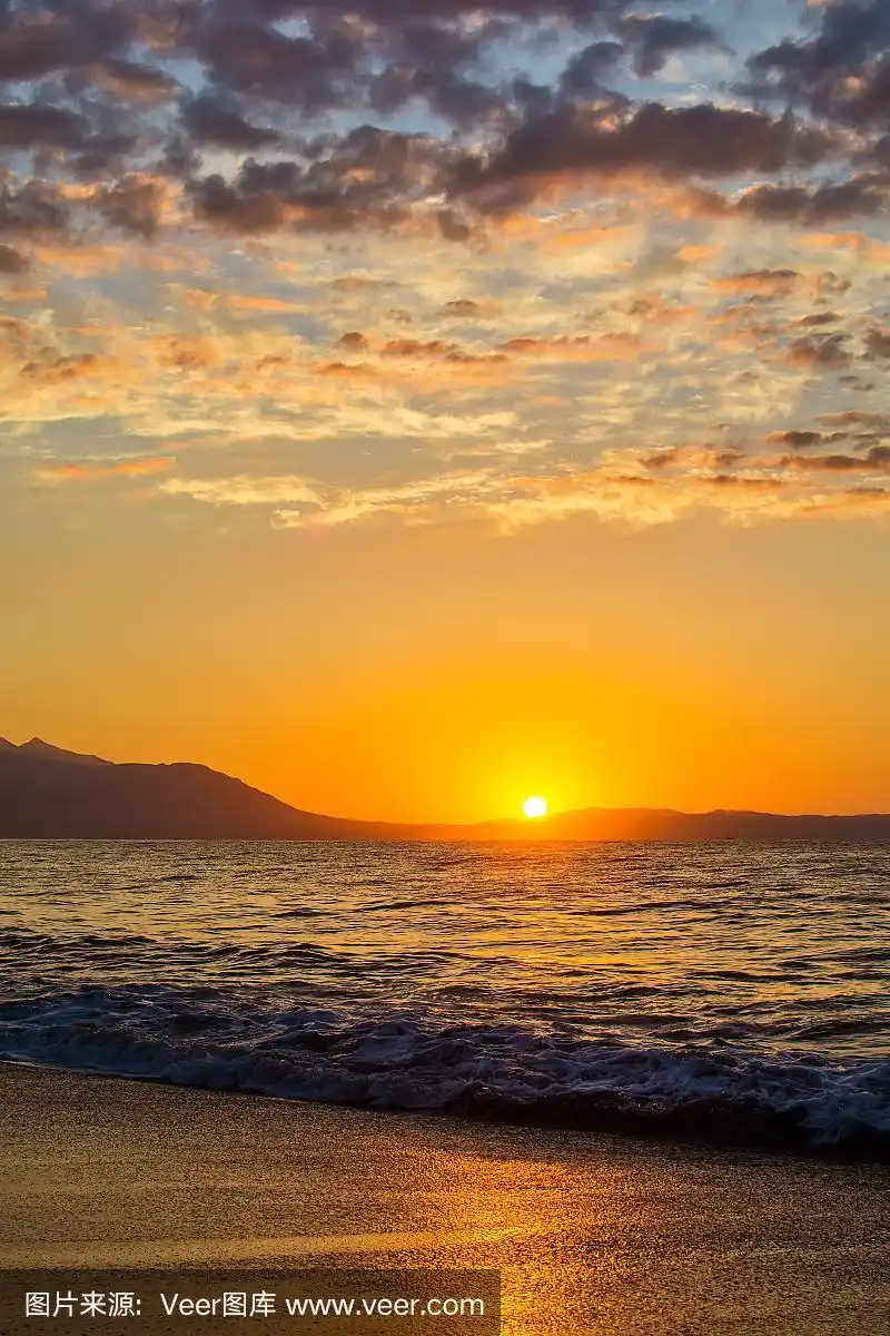 清晨,壮观的日出越过大海和高山.摄于希腊阿斯普罗瓦尔塔.