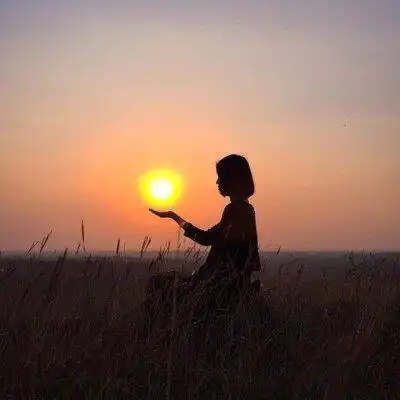 点赞  评论  系列壁纸 女生壁纸 女生 壁纸 夕阳 逆光 图源wb女头像