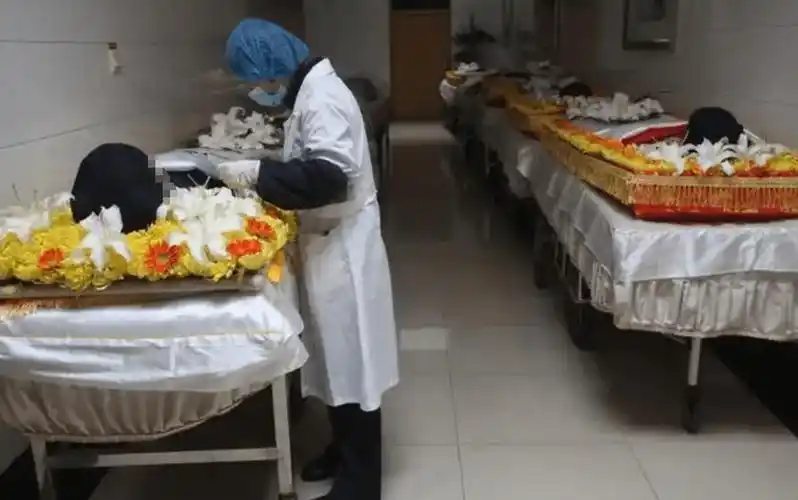 工作人员还以为自己眼花了,又仔细看了一下,发现"女尸"的肚子也在上下