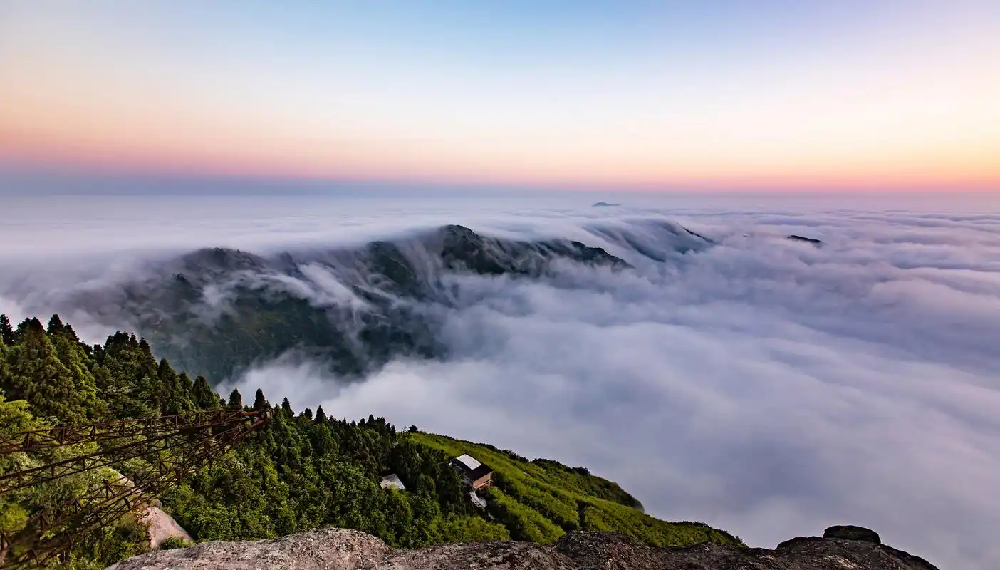 南岳衡山作为中国五岳名山之一,坐落于湖南省衡阳市境内,其七十二群峰
