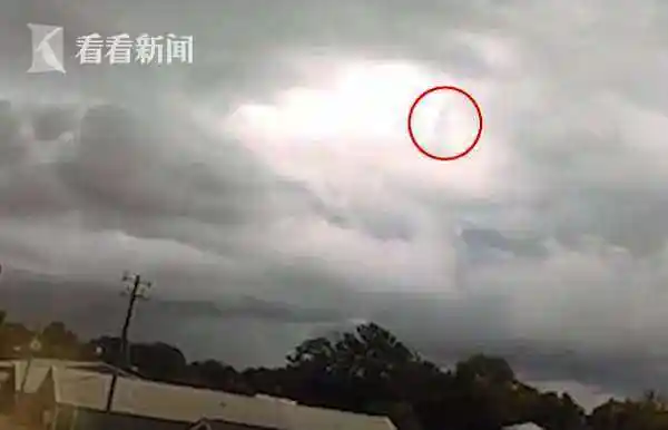 网友自称拍到"上帝" 还在云层上"闲庭信步"