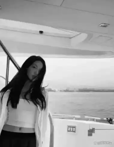 李嫣18岁生日照曝光,嘴唇疤痕不见模样美翻,被王菲搂在怀里亲吻