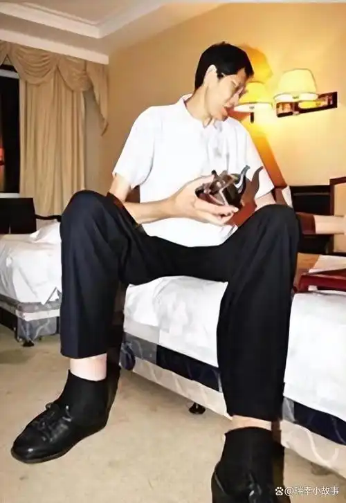 亚洲第一巨人张俊才 身高2.42米,娶妻24年没要孩子,现在怎样